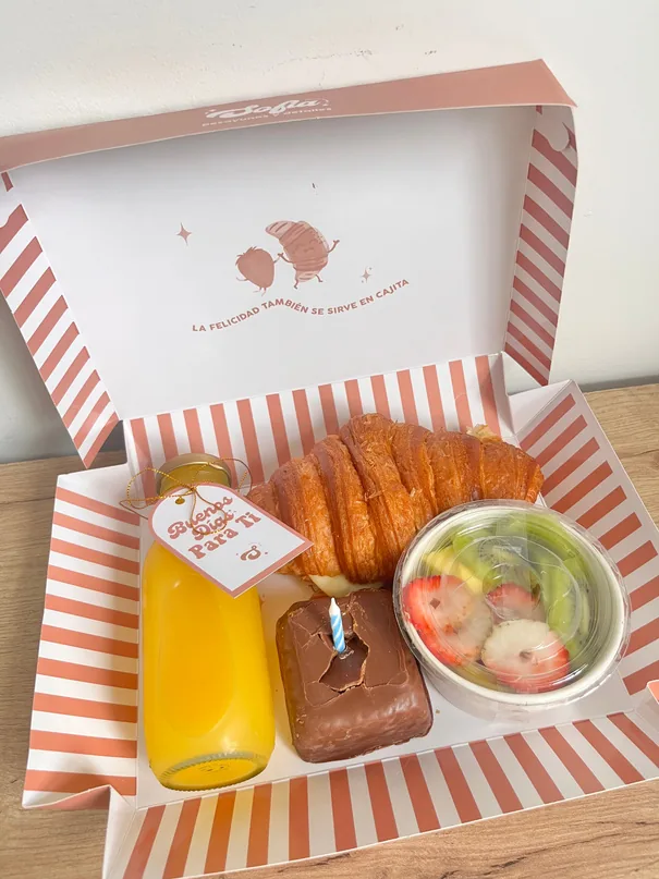 Snack con croissant, brownie y fruta