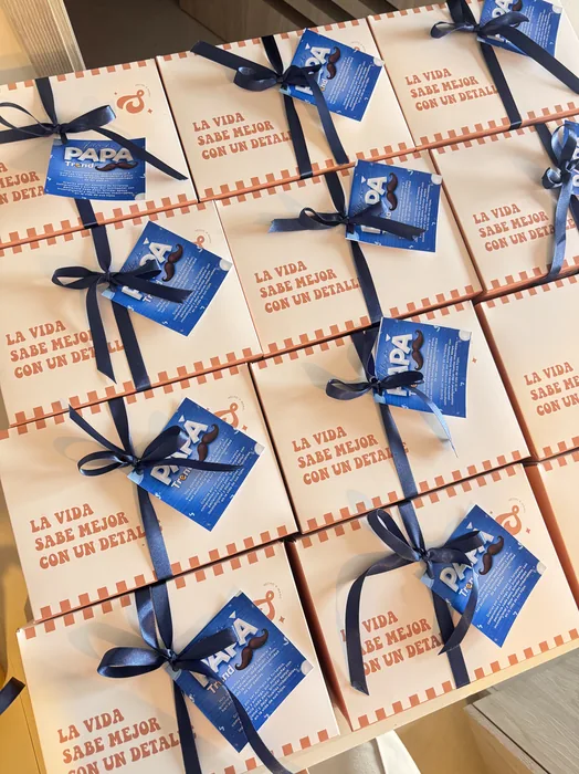 Refrigerios empacados con cinta azul